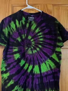 Vibes Women's Green & Purple Tie-Dye Tee